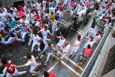 Fotos del sexto encierro de San Fermín 2025 en la Estafeta con toros de Escolar. |