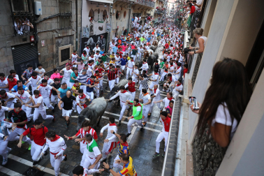 Fotos del sexto encierro de San Fermín 2025 en la Estafeta con toros de Escolar. |