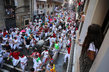 Fotos del sexto encierro de San Fermín 2025 en la Estafeta con toros de Escolar. |