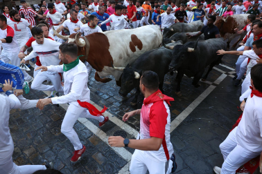 Fotos del sexto encierro de San Fermín con toros de Escolar en Telefónica. |