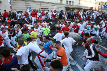 Fotos del sexto encierro de San Fermín con toros de Escolar en Telefónica. |