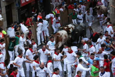 Fotos del sexto encierro en la Plaza del Ayuntamiento con toros de Escolar. |