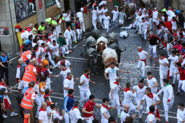 Fotos del sexto encierro en la Plaza del Ayuntamiento con toros de Escolar. |