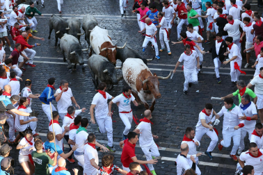 Fotos del sexto encierro en la Plaza del Ayuntamiento con toros de Escolar. |