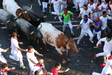 Fotos del sexto encierro en la Plaza del Ayuntamiento con toros de Escolar. |