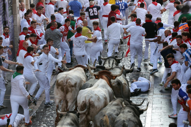 Fotos del sexto encierro en la Plaza del Ayuntamiento con toros de Escolar. |