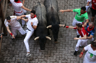 Fotos del sexto encierro de San Fermín con toros de Escolar a la entrada al callejón de la plaza. |