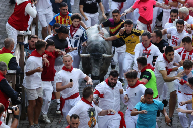 Fotos del sexto encierro de San Fermín con toros de Escolar. |