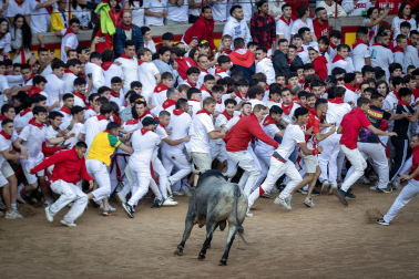 Fotos del sexto encierro de San Fermín con toros de Escolar, llegada a la plaza de toros. |