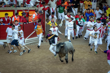 Fotos del sexto encierro de San Fermín con toros de Escolar, llegada a la plaza de toros. |