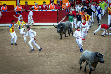 Fotos del sexto encierro de San Fermín con toros de Escolar, llegada a la plaza de toros. |