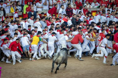 Fotos del sexto encierro de San Fermín con toros de Escolar, llegada a la plaza de toros. |