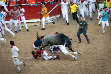 Fotos del sexto encierro de San Fermín con toros de Escolar, llegada a la plaza de toros. |