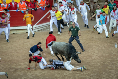 Fotos del sexto encierro de San Fermín con toros de Escolar, llegada a la plaza de toros. |
