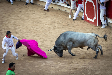 Fotos del sexto encierro de San Fermín con toros de Escolar, llegada a la plaza de toros. |