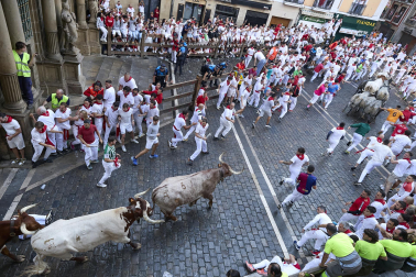 Fotos del sexto encierro de San Fermín con toros de Escolar. |
