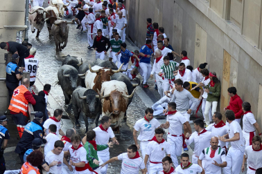 Fotos del sexto encierro de San Fermín con toros de Escolar. |