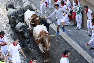 Fotos del sexto encierro de San Fermín con toros de Escolar. |