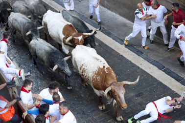 Fotos del sexto encierro de San Fermín con toros de Escolar. |