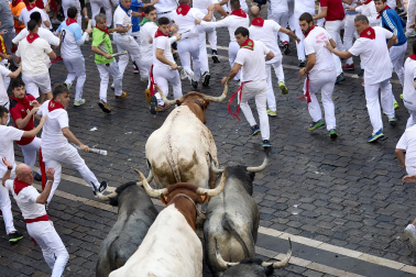 Fotos del sexto encierro de San Fermín con toros de Escolar. |