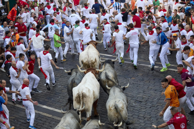 Fotos del sexto encierro de San Fermín con toros de Escolar. |