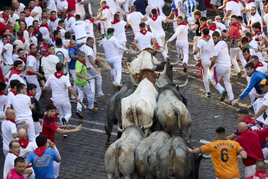 Fotos del sexto encierro de San Fermín con toros de Escolar. |