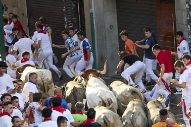 Fotos del sexto encierro de San Fermín con toros de Escolar. |