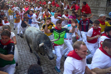 Fotos del sexto encierro de San Fermín con toros de Escolar. |
