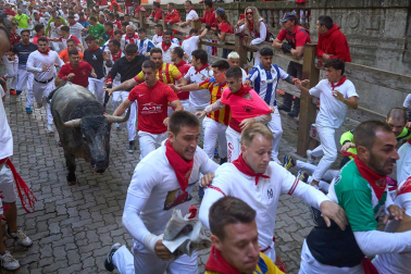 Fotos del sexto encierro de San Fermín con toros de Escolar. |