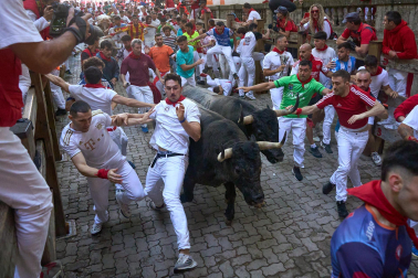 Fotos del sexto encierro de San Fermín con toros de Escolar. |