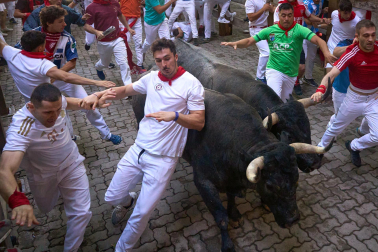 Fotos del sexto encierro de San Fermín con toros de Escolar. |