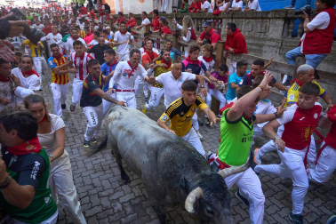 Fotos del sexto encierro de San Fermín con toros de Escolar. |