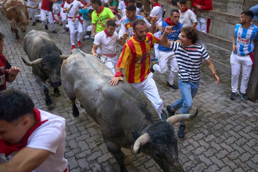 Fotos del sexto encierro de San Fermín con toros de Escolar. |