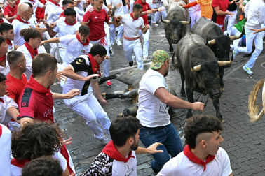 Fotos del sexto encierro de San Fermín con toros de Escolar. |