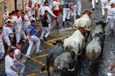 Fotos del sexto encierro de San Fermín con toros de Escolar. |