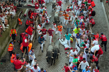 Fotos del sexto encierro de San Fermín con toros de Escolar. |