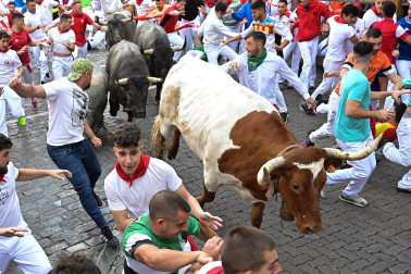 Fotos del sexto encierro de San Fermín con toros de Escolar. |