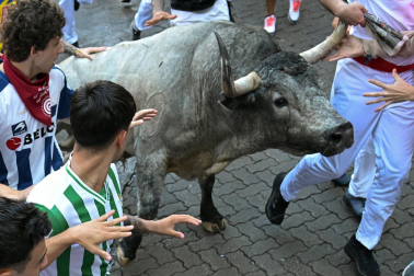 Fotos del sexto encierro de San Fermín con toros de Escolar. |