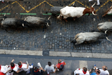 Fotos del sexto encierro de San Fermín con toros de Escolar. |