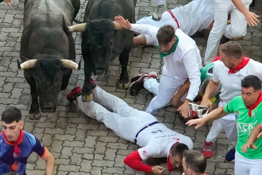 Fotos del sexto encierro de San Fermín con toros de Escolar. |