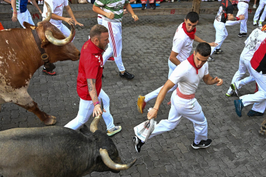 Fotos del sexto encierro de San Fermín con toros de Escolar. |