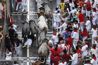 Fotos del sexto encierro de San Fermín con toros de Escolar. |