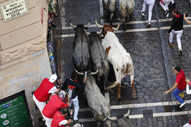 Fotos del sexto encierro de San Fermín con toros de Escolar. |