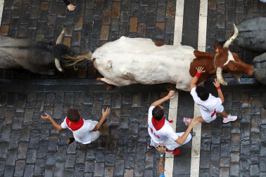 Fotos del sexto encierro de San Fermín con toros de Escolar. |