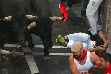 Fotos del sexto encierro de San Fermín con toros de Escolar. |