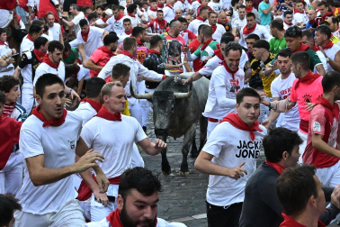 Fotos del sexto encierro de San Fermín con toros de Escolar. |