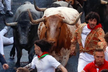 Fotos del sexto encierro de San Fermín con toros de Escolar. |