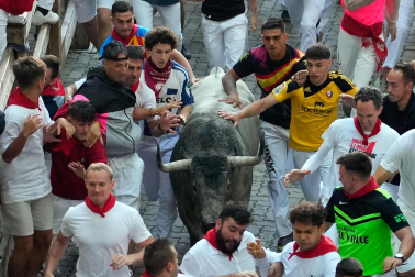 Fotos del sexto encierro de San Fermín con toros de Escolar. |