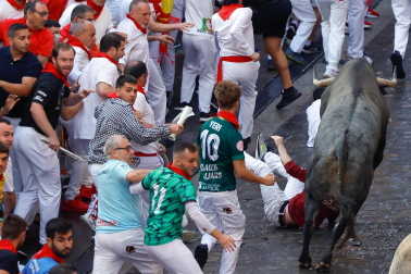 Fotos del sexto encierro de San Fermín con toros de Escolar. |