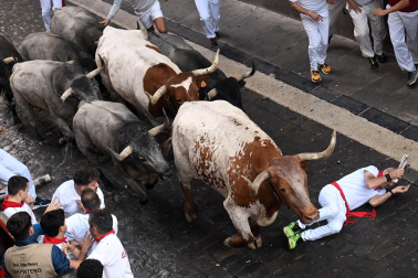 Fotos del sexto encierro de San Fermín con toros de Escolar. |